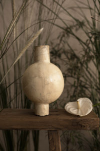 Vase auf Bank von Chi Ceramic