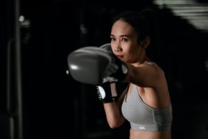 Frau beim Boxen Kampfsport